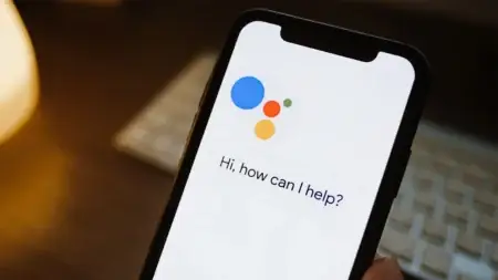 Asisten virtual AI di layar smartphone Android dengan pesan “Hi, how can I help?”