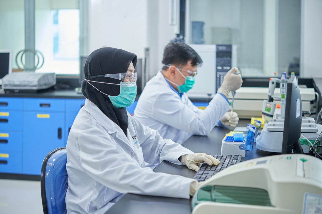 Peneliti di laboratorium mengelola data bioteknologi dan kesehatan digital 2025